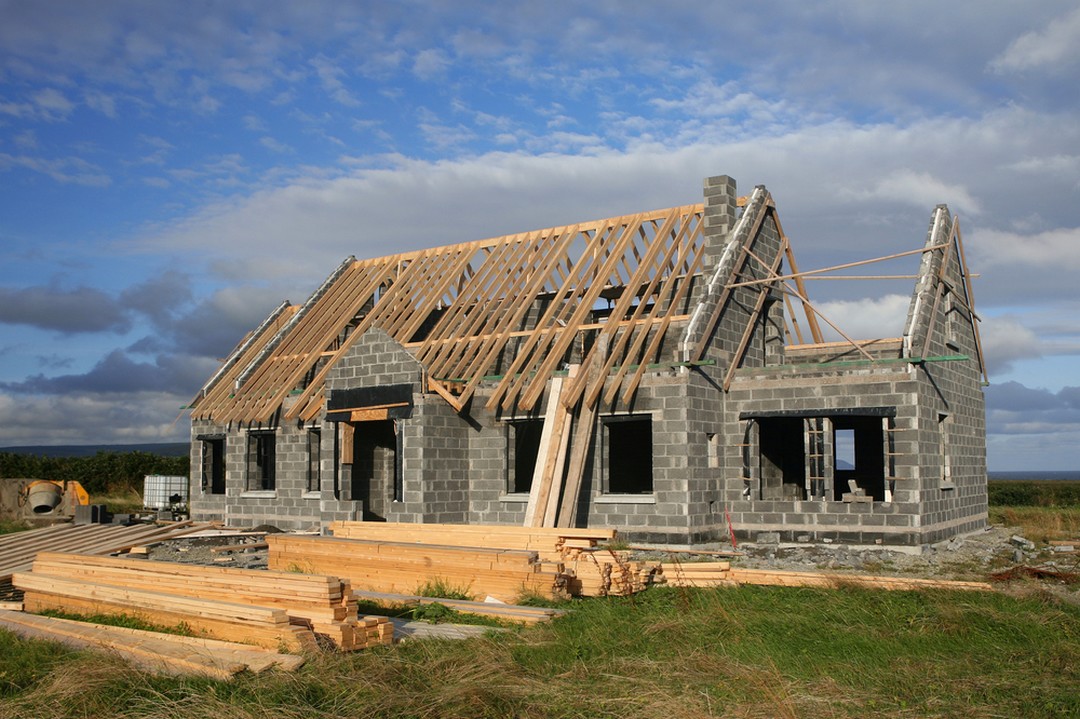 Construire une maison neuve : brique ou parpaing ? - Maisons Batilor